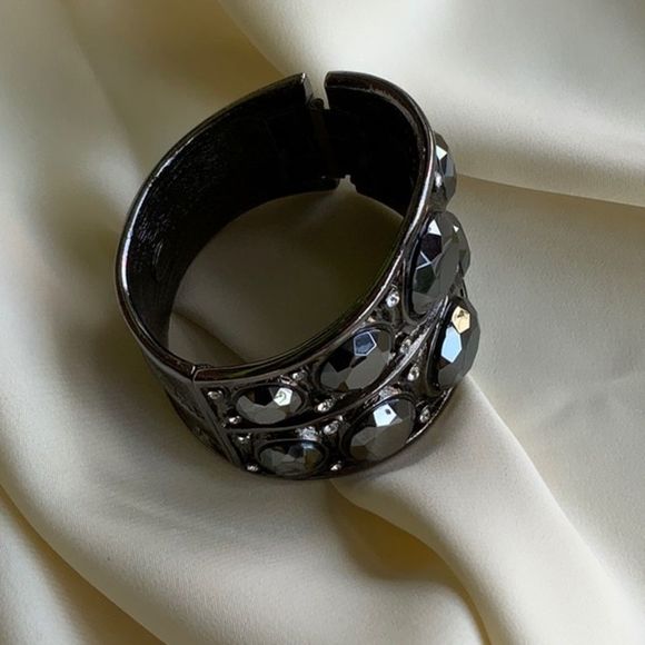 Kenneth Jay Lane cuff - Picture 2 of 6